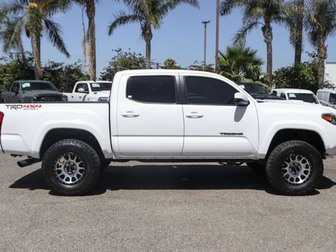 Used 2017 Toyota Tacoma TRD Sport w/ Tow Package (A/T) AWD/4WD image 10