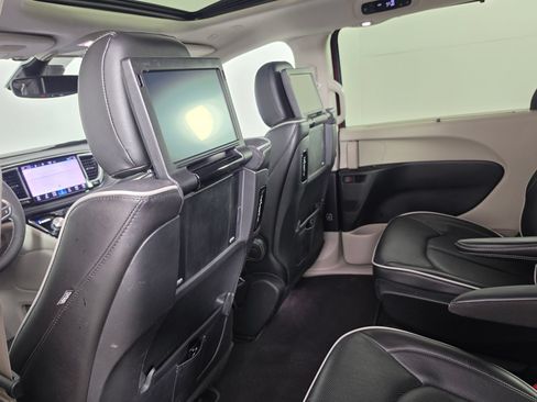 Used 2022 Chrysler Pacifica Limited w/ Uconnect Theater Family Group FWD image 39