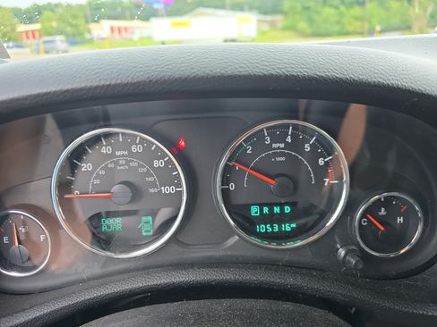 Used 2018 Jeep Wrangler Unlimited Sahara w/ Connectivity Group AWD/4WD image 19