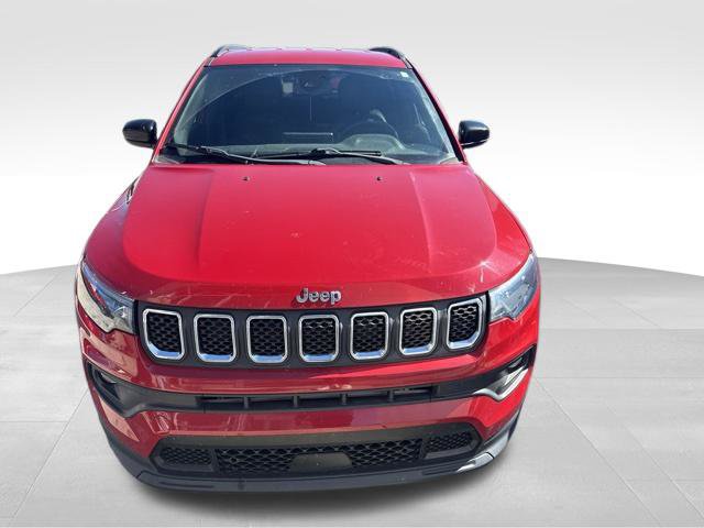 Used 2023 Jeep Compass Latitude w/ Convenience Group AWD/4WD image 3