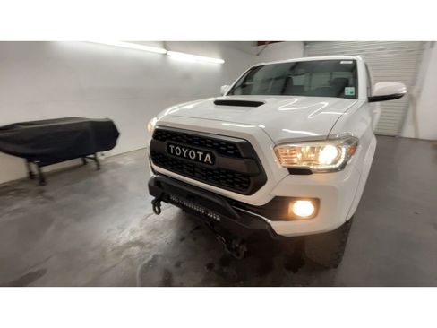 Used 2016 Toyota Tacoma TRD Sport image 4