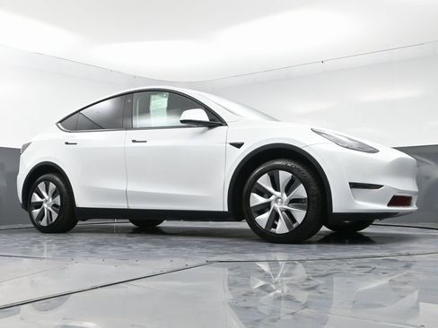 Used 2022 Tesla Model Y Long Range image 50