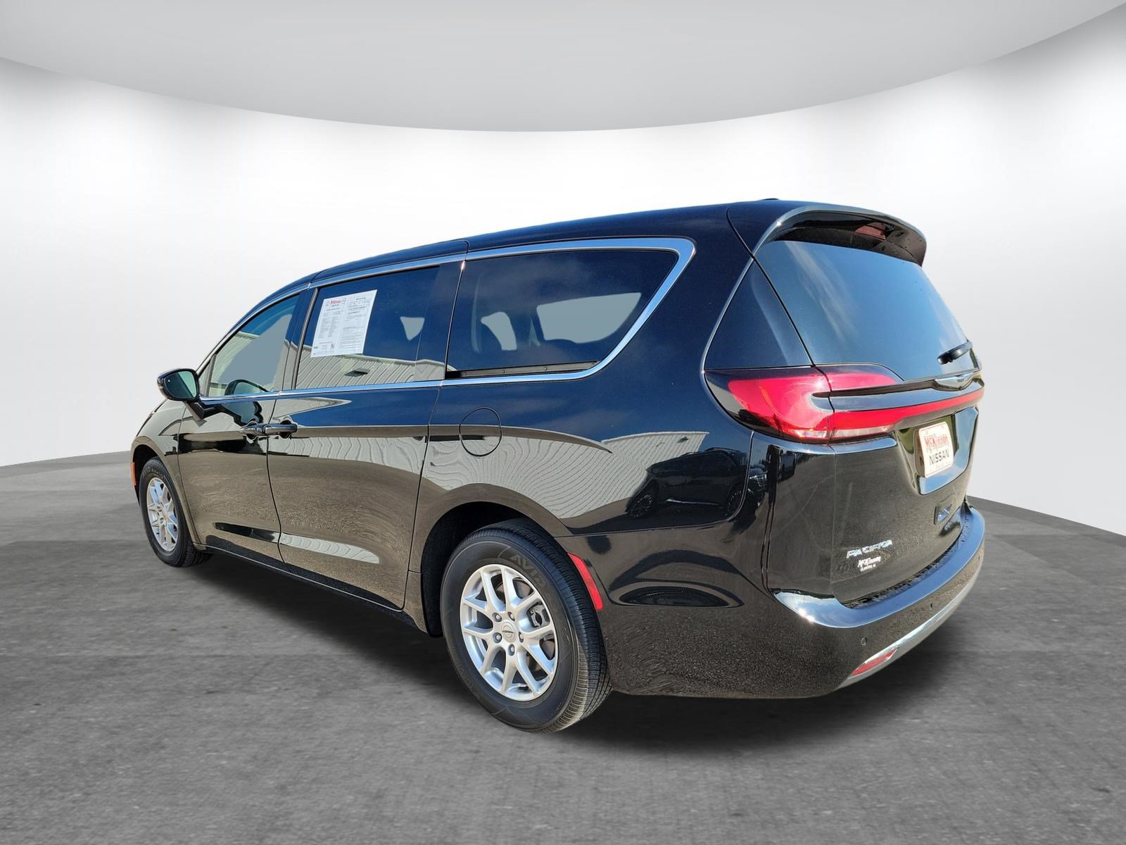 Used 2024 Chrysler Pacifica Touring-L FWD image 7