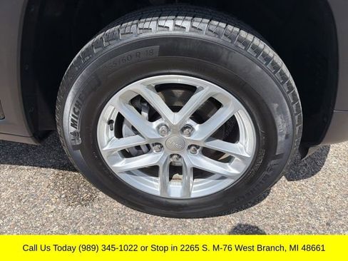 Used 2023 Jeep Grand Cherokee Laredo w/ Luxury Tech Group I AWD/4WD image 4