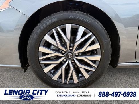 Used 2024 Nissan Altima 2.5 SV FWD image 9