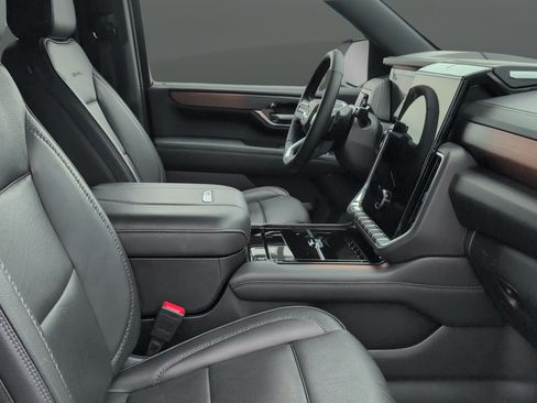 Used 2025 GMC Yukon Denali AWD/4WD image 30