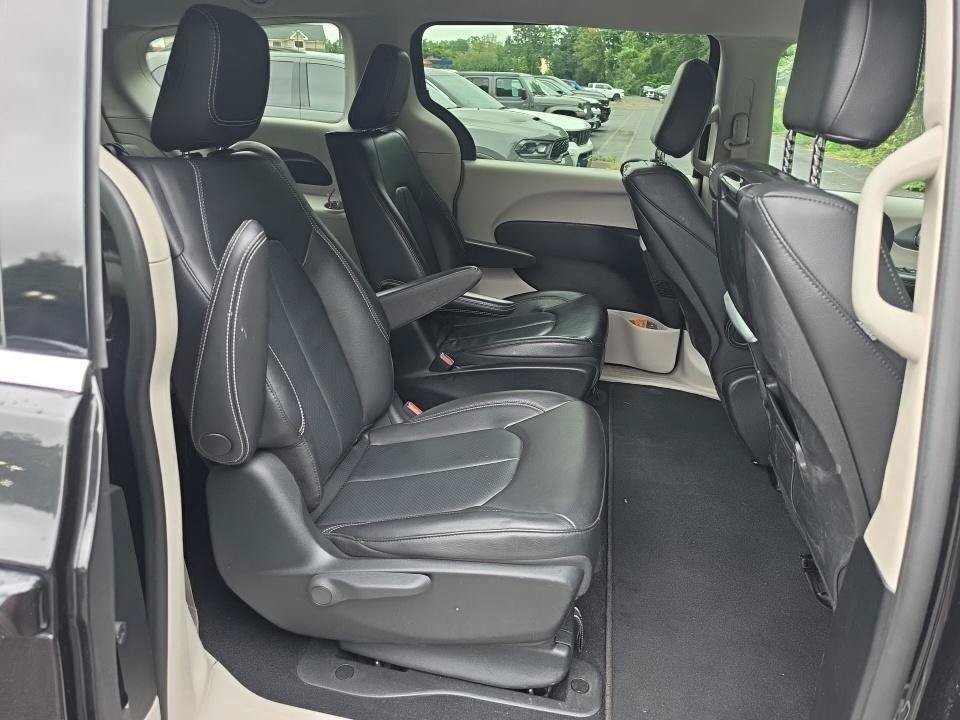 Used 2022 Chrysler Pacifica Touring-L w/ Uconnect Theater Family Group FWD image 8