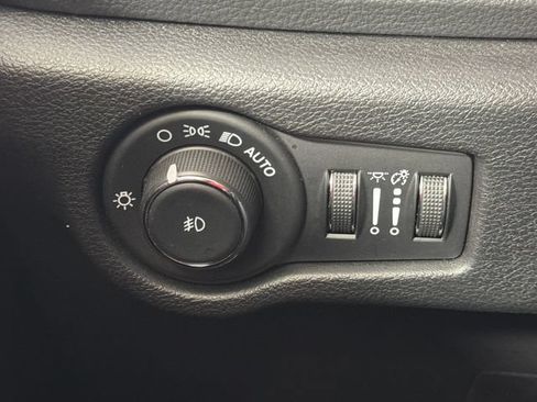 Used 2025 Chrysler Pacifica Limited FWD image 18