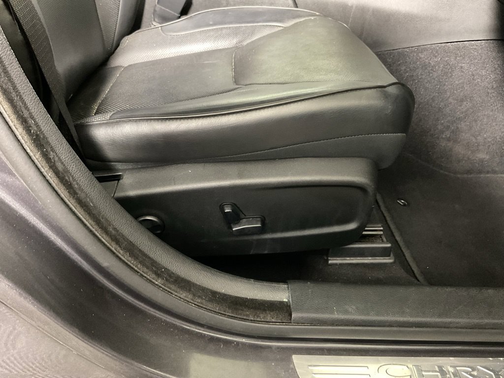 Used 2019 Chrysler 300 Limited AWD/4WD image 38