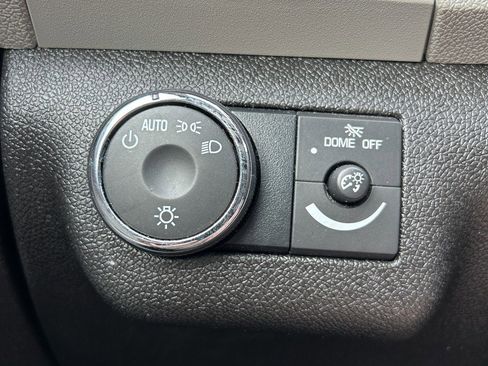 Used 2011 Chevrolet Traverse LTZ AWD/4WD image 28