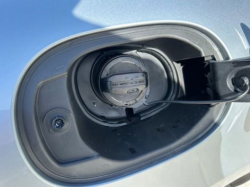 Certified 2025 Porsche Macan AWD/4WD image 36