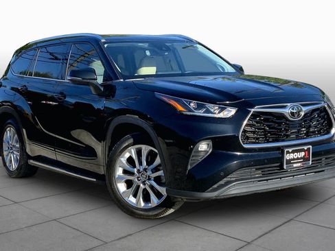 Used 2022 Toyota Highlander Limited FWD image 3