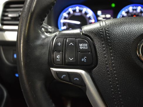 Used 2019 Toyota Highlander XLE AWD/4WD image 16