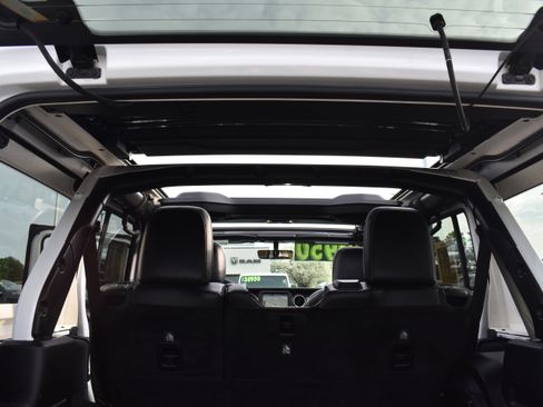 Used 2019 Jeep Wrangler Unlimited Sahara image 28