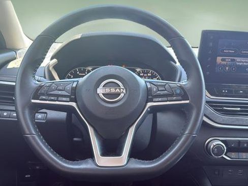 Used 2023 Nissan Altima 2.5 SV w/ SV Premium Package FWD image 9