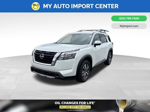 Used 2025 Nissan Pathfinder SL AWD/4WD image 3
