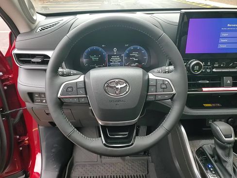 New 2025 Toyota Highlander Platinum image 13