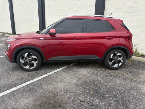 Used 2023 Hyundai Venue SEL FWD image 2