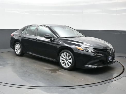 Used 2020 Toyota Camry LE FWD image 8