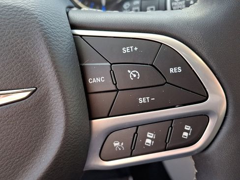 Used 2023 Chrysler Pacifica Touring-L FWD image 23