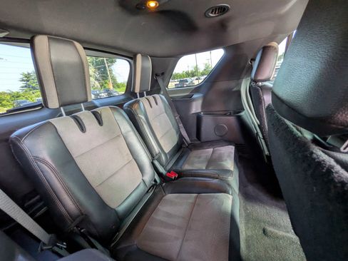 Used 2017 Ford Explorer XLT w/ Equipment Group 202A FWD image 28