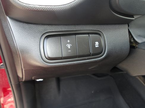 Certified 2025 Hyundai Venue Limited FWD image 15