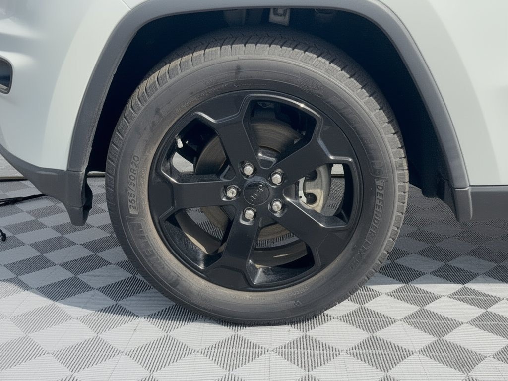 Used 2019 Jeep Grand Cherokee Laredo RWD image 13