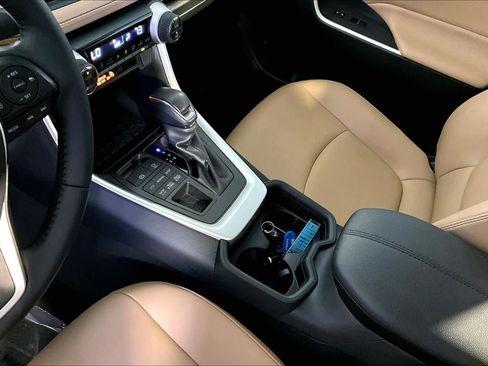 Used 2019 Toyota RAV4 XLE Premium AWD/4WD image 17