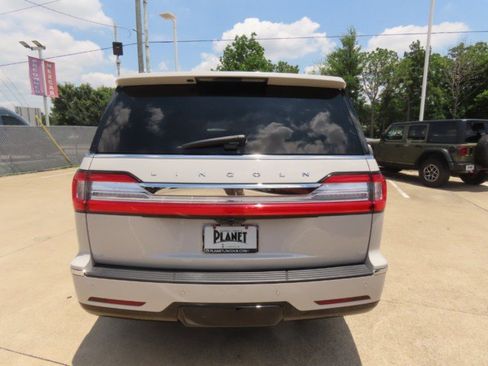 Used 2021 Lincoln Navigator Reserve w/ Luxury Package RWD image 11