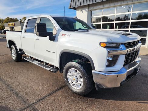 Used 2022 Chevrolet Silverado 2500 LT w/ Convenience Package AWD/4WD image 2