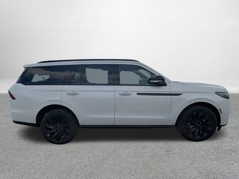 New 2026 Lincoln Navigator Reserve image 2