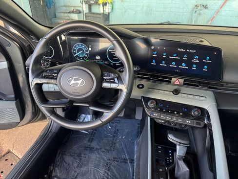 Used 2025 Hyundai Elantra Limited image 34