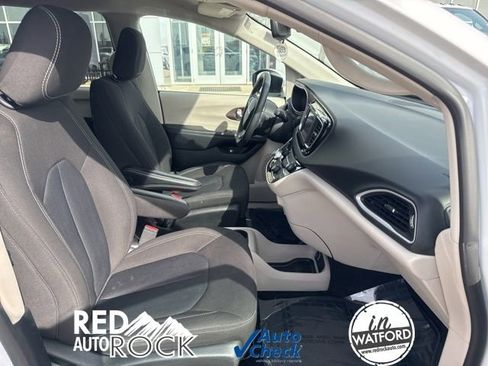 Used 2023 Chrysler Voyager LX image 18