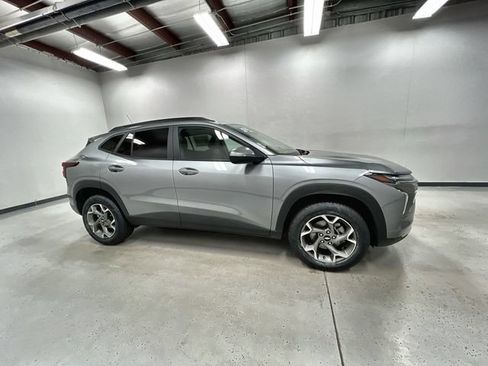 Used 2025 Chevrolet Trax LT FWD image 9