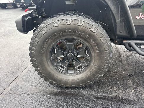 Used 2021 Jeep Gladiator Rubicon w/ Dual Top Group AWD/4WD image 17