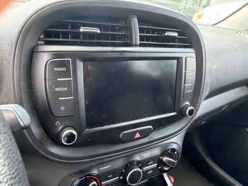Used 2022 Kia Soul LX w/ Technology Package FWD image 12