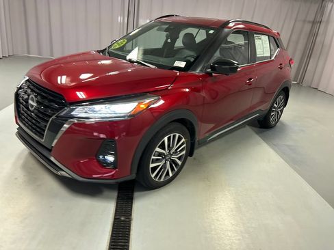Used 2023 Nissan Kicks SR w/ SR Premium Package FWD image 3