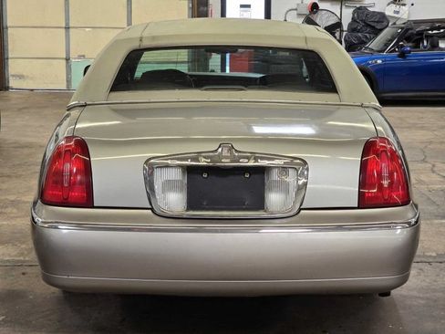 Used 2001 Lincoln Town Car Executive RWD image 18
