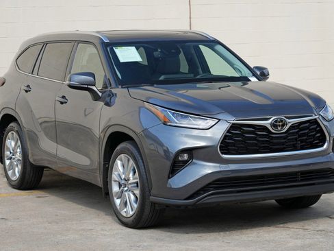 Used 2024 Toyota Highlander Limited AWD/4WD image 57
