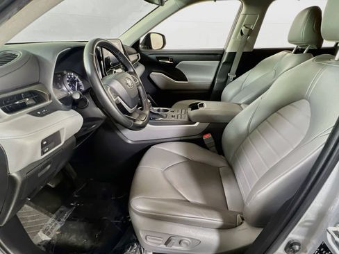 Used 2022 Toyota Highlander XLE AWD/4WD image 20