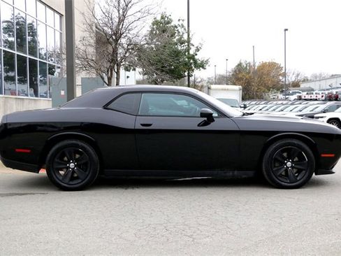 Used 2016 Dodge Challenger SXT image 4