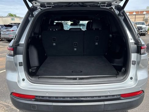 Used 2023 Jeep Grand Cherokee Altitude RWD image 48
