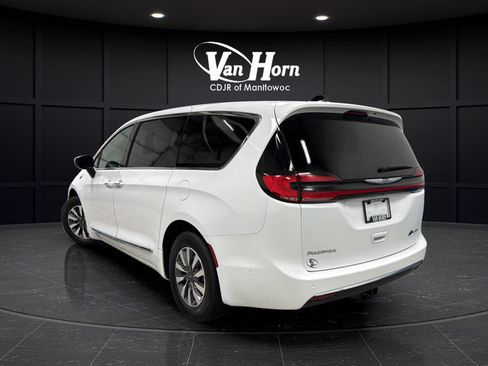 Used 2023 Chrysler Pacifica Limited w/ Uconnect Theater Family Group FWD image 5