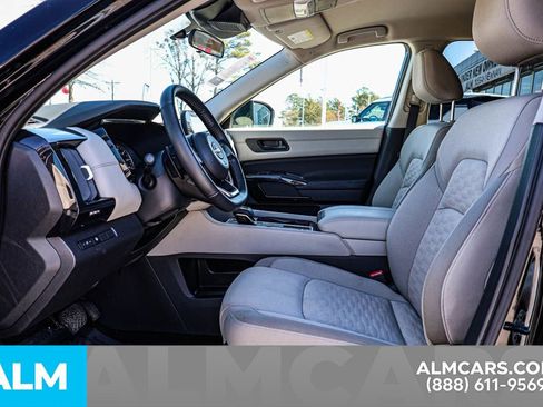 Used 2024 Nissan Pathfinder SV image 19