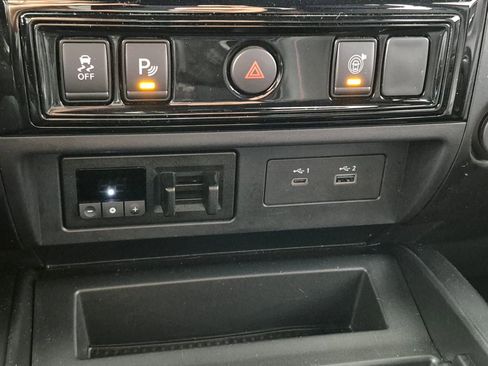 Used 2024 Nissan Titan PRO-4X image 18