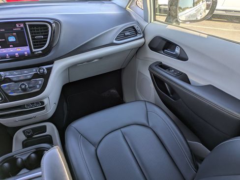 Used 2024 Chrysler Pacifica Touring-L FWD image 19
