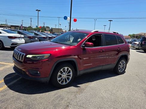 Used 2019 Jeep Cherokee Latitude Plus w/ Comfort/Convenience Group FWD image 3