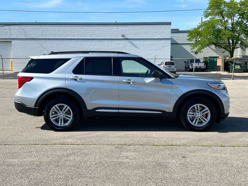 Used 2024 Ford Explorer XLT w/ Equipment Group 202A AWD/4WD image 9