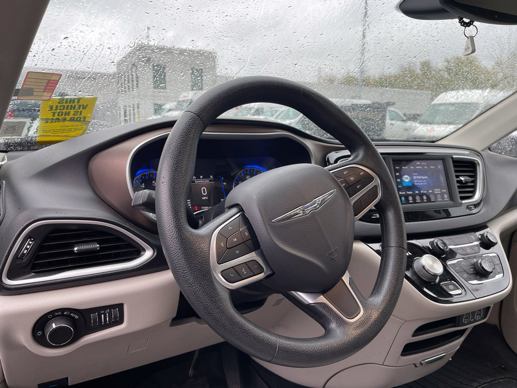 Used 2021 Chrysler Voyager Lxi FWD image 16