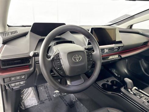 Used 2025 Toyota Prius Plug-In Hybrid image 4